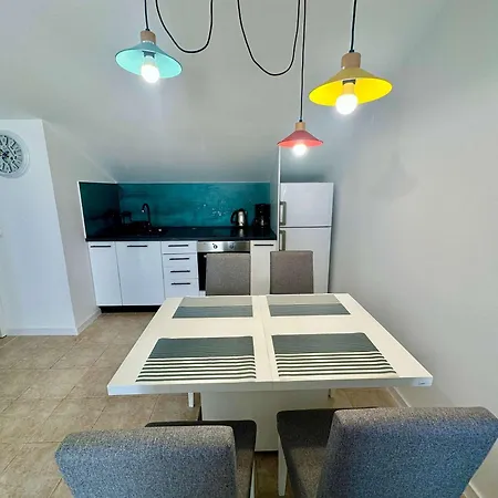 Modern One-bedroom By Menada דירה