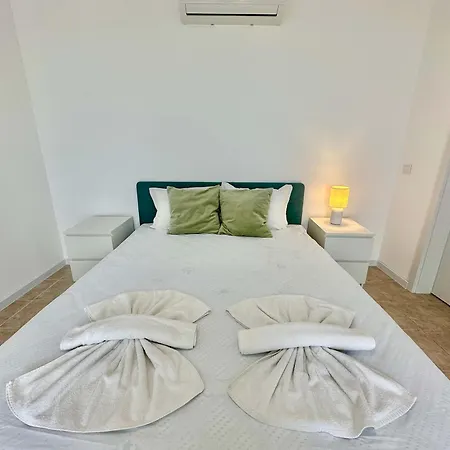 דירה Modern One-bedroom By Menada