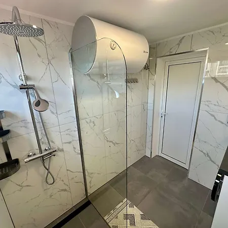 Modern One-bedroom By Menada דירה סבטי ולאס