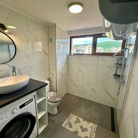 דירה Modern One-bedroom By Menada *